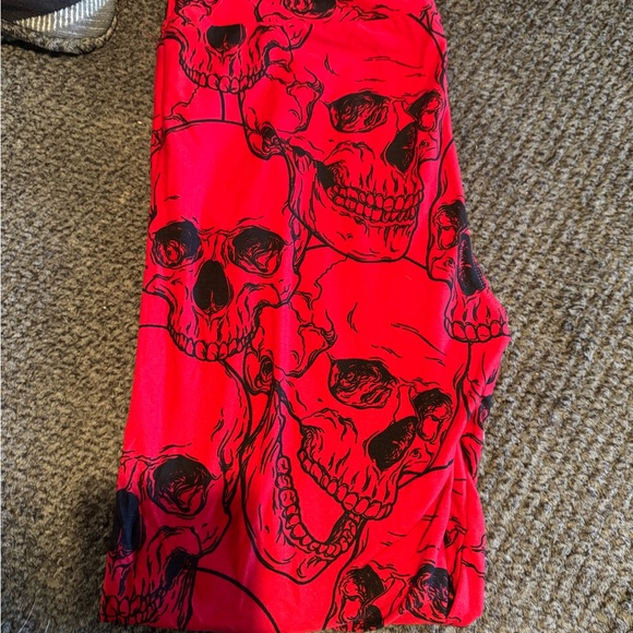 LuLaRoe TC Vibrant Red Skull Leggings - Picture 1 of 1